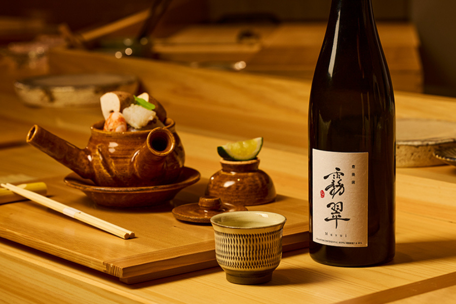 アルコールペアリング：寿司や料理に合わせて日本酒・ワイン・梅酒などを提供します